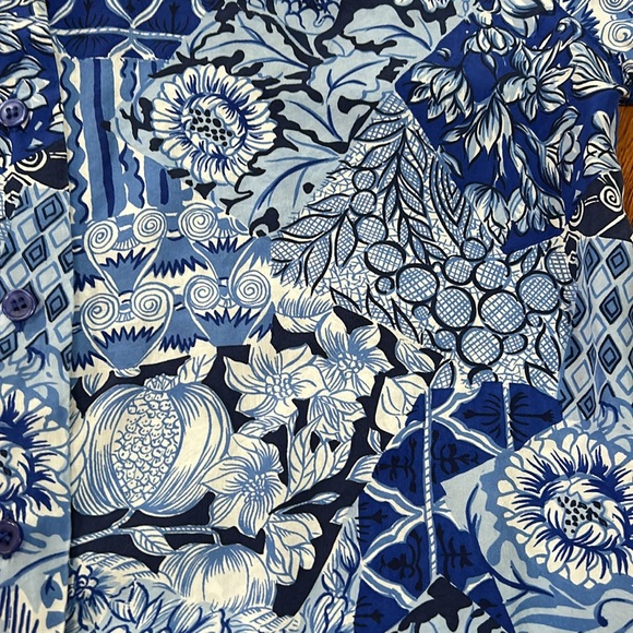 Oscar de la Renta silk top. Blue floral button front. Short sleeve. Size Medium - Picture 3 of 9
